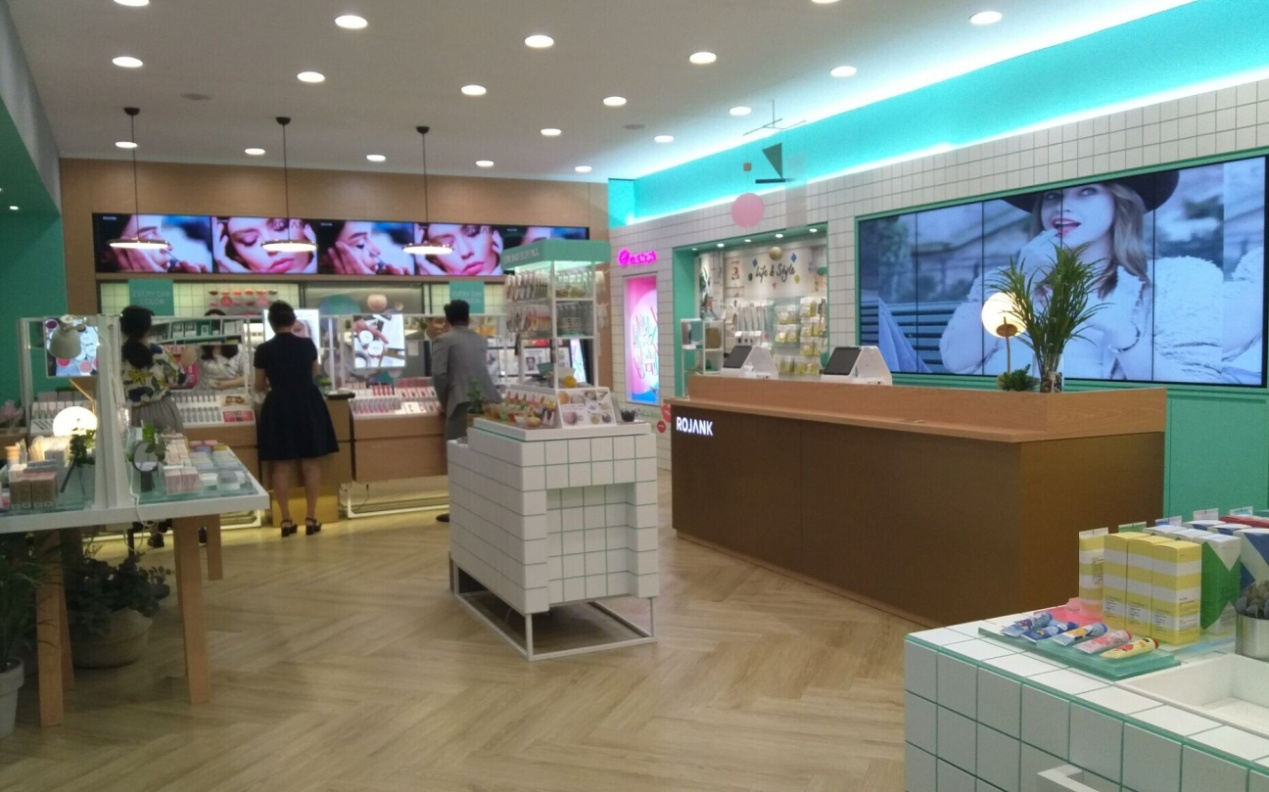 鸿泰视讯液晶拼接屏打造高品质橱窗
